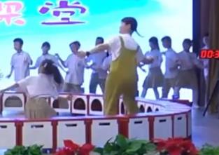 �ؑc�е����С�W�����̎��n�ý̌W����չʾһ�꼉�����桶�з�衷